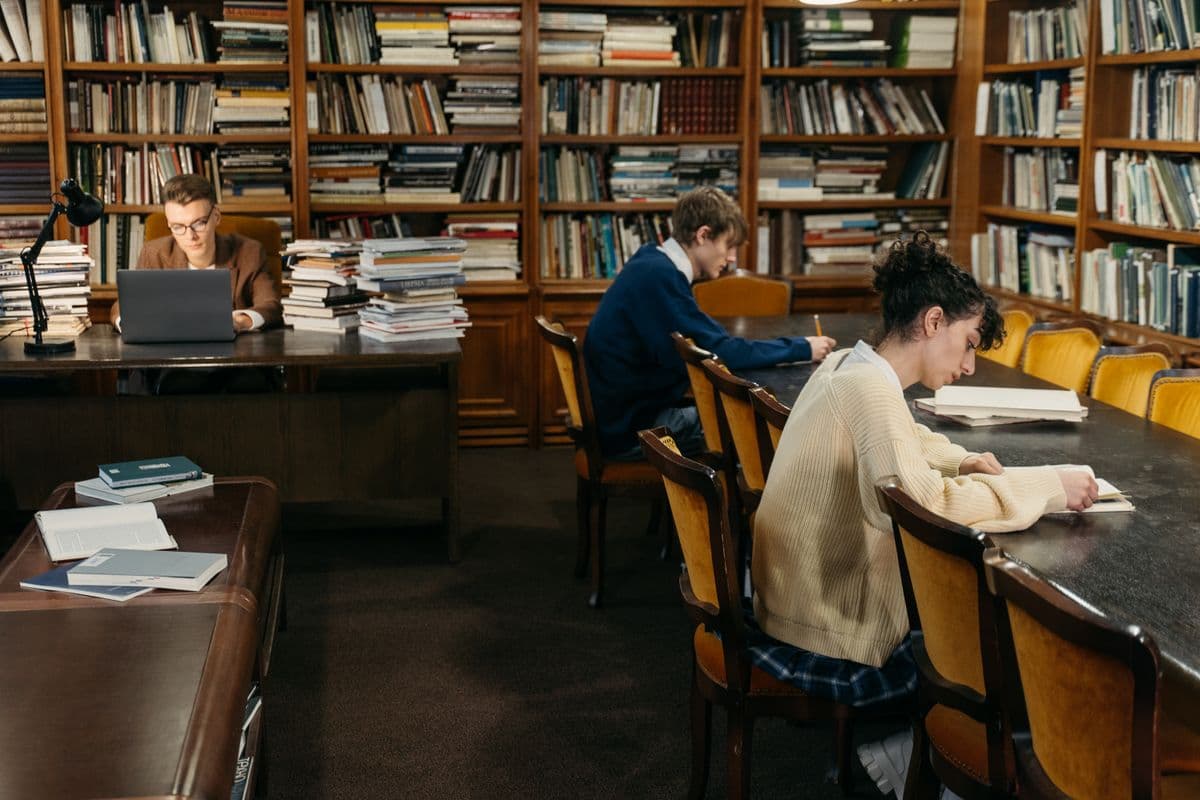 学生在图书馆中学习